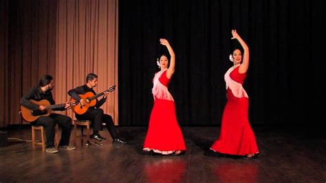  Entre Dos Aguas: Un Dueto Flamenco que Susurra y Rugue